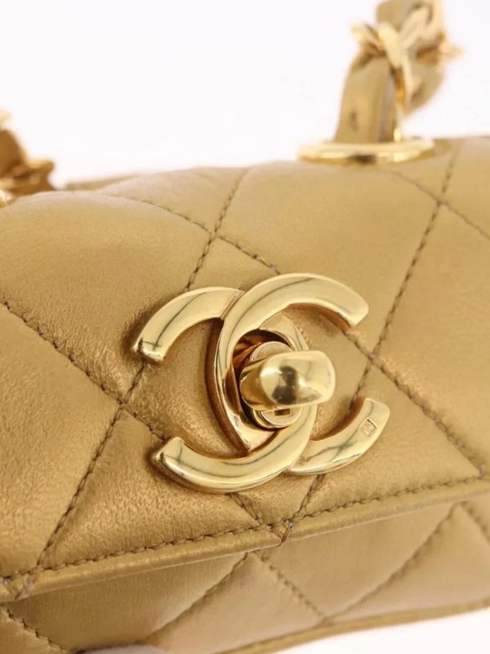 CHANEL Matelasse Chain Pouch Lamb Skin Gold CC Auth bs35703V